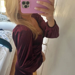 klänning (jul) - suuupersnygg klänning och perfekt till jul! I sammet och är superskön, omlott framtill och puffärmar🫶🏼