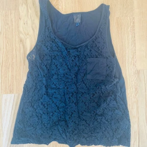 Linne - Ett spets linne. Står ej vilken storlek men skulle gissa på S. 