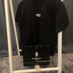 Dsquared2 T-shirt - Dsquared2 T-shirt Skick: 9/10 använd fåtal gånger  Storlek: M Färg: Svart Hör av er vid fler frågor eller funderingar!😊🙌
