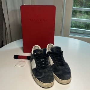 Valentino Flycrew  - Säljer dessa Flycrew då dom blivit allt för små på mig! Dom är i skick 6,5/10 och i den eftertraktade ”Navy blå färgen” allt og ink nya sko snörren följs med. Vid fler frågor osv skriv!