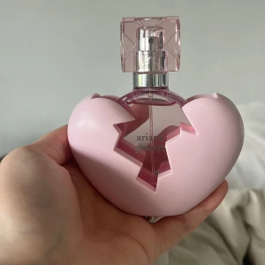 Ariana Grande Parfym - Oanvänd ariana grande parfym 30 ml!💓liten prick på baksidan som fanns redan då jag köpte den däravpriset💗