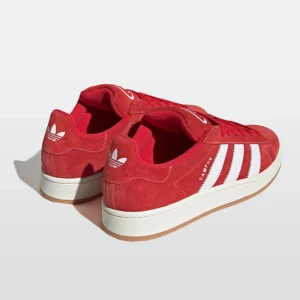 Adidas campus 00 - Super snygga röda adidas campus 00 i storlek 37!  Köptes i april dehär året, sparsamt använda men finns en defekt (se bild 5) men som ej syns eller känns när dom är på!💖💖