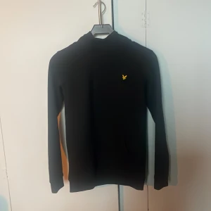 Lyle & scott hoddie - Jag säljer min lyle&scott tröja för att den inte kommer till användning, använd typ 3 gånger. Skick 10/10. Pris kan diskuteras 