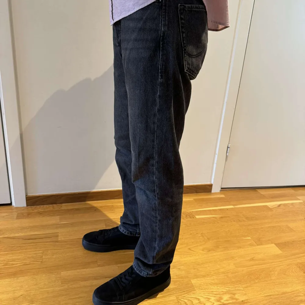 jeans i perfekt skick  Mörkgråa  Storlek 29/32. Jeans & Byxor.