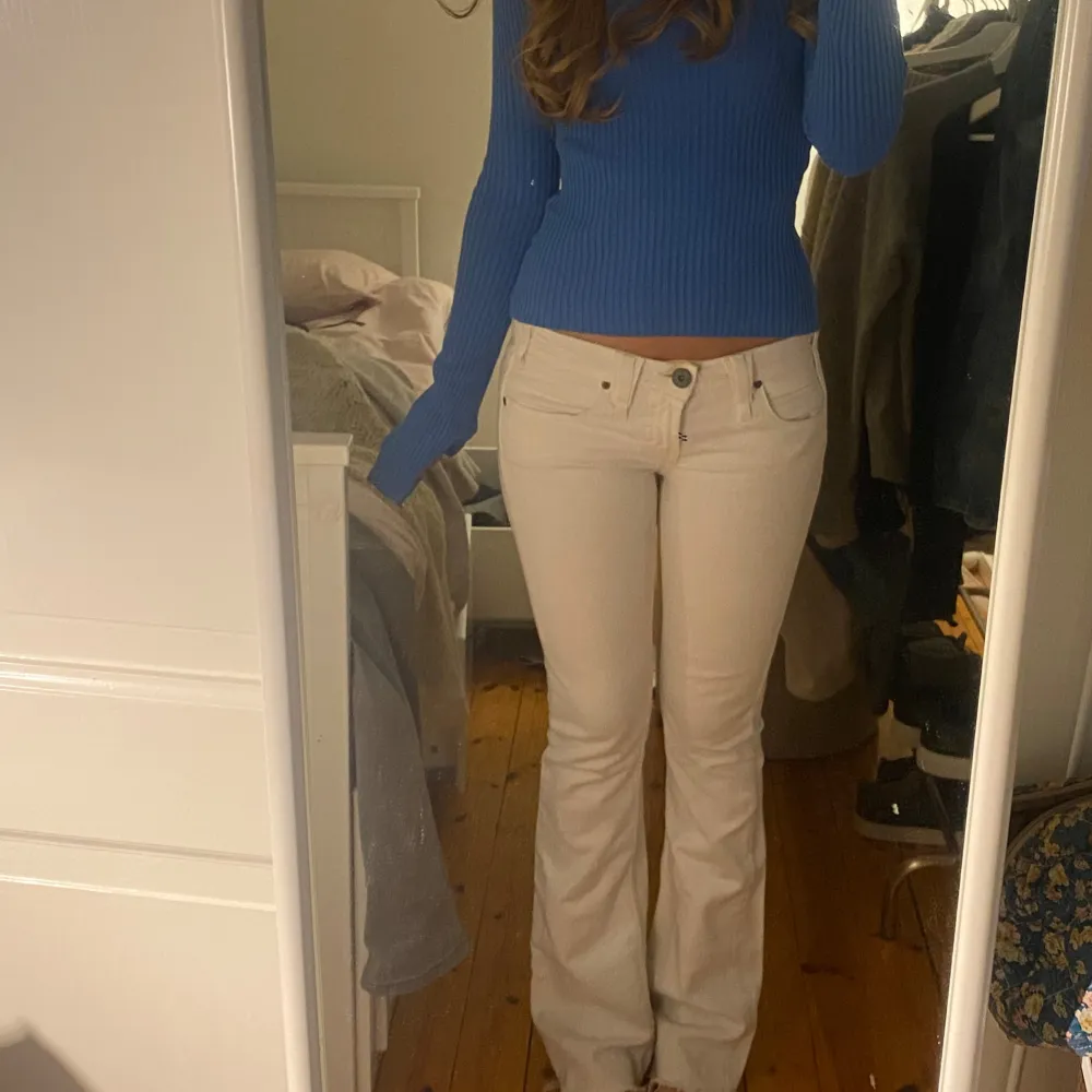 FINASTE jeansen någonsin, perfeeekta lågmidjade jeans som är så fina i längden och passar till allt! Säljer då dem är för små nu :( Har använts sparsamt, men är lite missfärgade där nere. Har aldrig sett ett par liknande 💓🥺 w26 L33. Farkut & Housut.