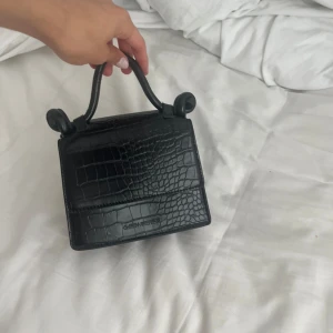 Svart miniväska - Så så söt miniväska från carin wester💕 fint skick