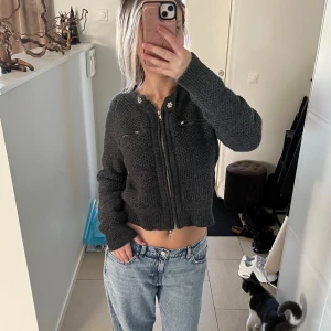 Mörkgrå stickad kofta från H&M - Säljer en superfin mörkgrå stickad kofta från H&M. Den har en dragkedja framtill och två små fejk fickor med dragkedja . Perfekt för höst och vinter, och den är både mysig och stilren. Koftan är i storlek M och passar perfekt till jeans eller kjol. 🖤