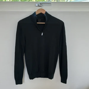 Massimo Dutti halfzip - Storlek M passar S, bra skick, ny pris ca 1000. Material Merino ull