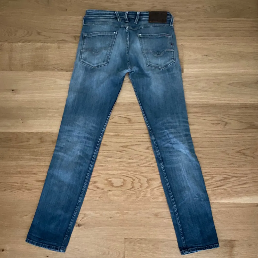 Sjukt snygga Replayjeans med tvättad design😍 Nypris 1700:- 💵 Skick 10/10✅ Hör av dig vid minsta fråga eller fundering//Legitresell . Jeans & Byxor.