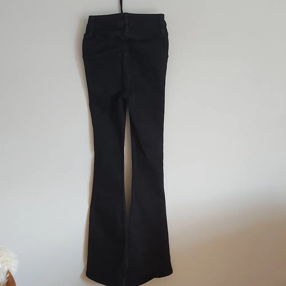 Säljer ett par snygga svarta flare jeans från 157. Är high waist. Perfekta för både vardag och fest. Säljer pga. de inte kommer till andvädning.. Jeans & Byxor.