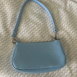 Väska - En blå söt väska från Gina Tricot, använt fåtal gånger, bra skick. 