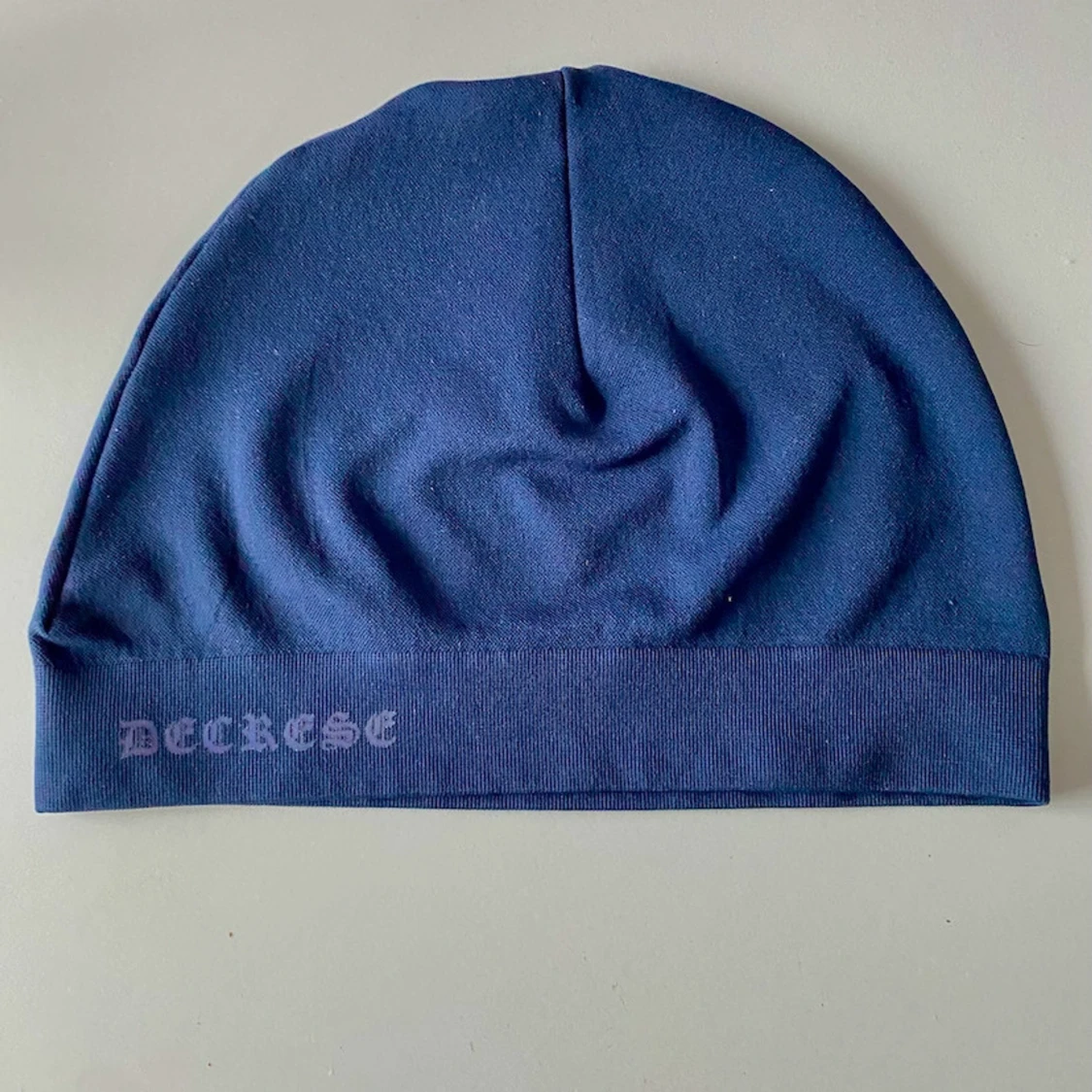 Mörkblå mössa från decrease.se