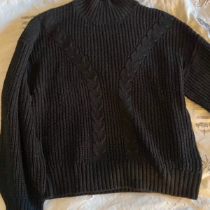 Stickad tröja  - Säljer svart stickad tröja med mönster/ flätor. Aldrig använd🤍