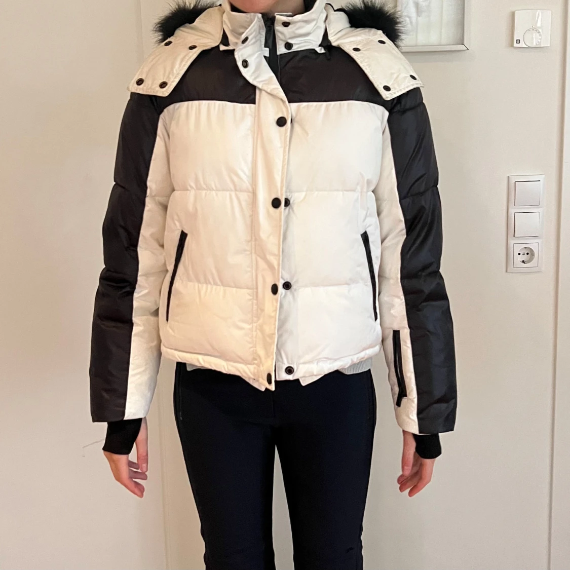 Vit och svart jacka med huva - 91
