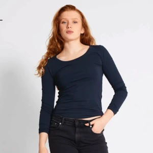 Lager 157 Fredrika topp (Grå, Beige, Marinblå) - Snygga långärmade toppar. Andvända vid ett fåtal tillfällen och säljer eftersom jag inte andvänder de längre. Tight passform och väldigt bra skick. Kan sälja enskilt för runt 20kr