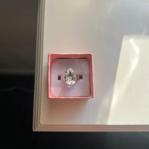 Caroline Svedbom ring  - Caroline Svedbom i silver och crystal🤍Lite missfärgning precis vid stenen men inget man tänker på! Nypris 600