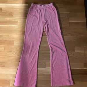 mjukisbyxor från Gina Tricot - Säljer ett par rosa mjukisbyxor från Gina Tricot. Byxorna har en bekväm passform med vida ben och elastisk midja snöre i midjan saknas. 