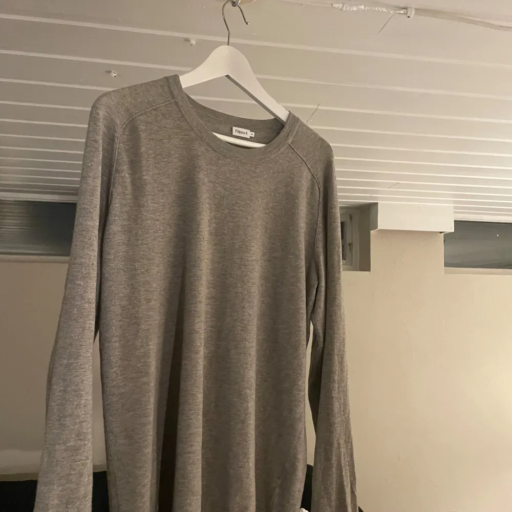 Säljer en stilren grå merinoull tröja från Filippa K. Tröjan är i bra skick och har inge tecken på användning! Hör av dig vid funderingar! 🙌. Neuletakit & Villapaidat.