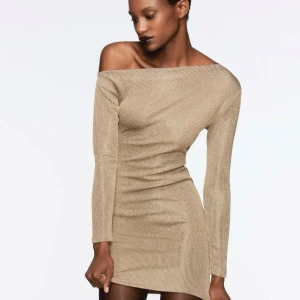 Guldig klänning  - Skulle haft den här guldiga klänningen på nyår men blev sjuk, storlek S. Hann aldrig ha på mig den