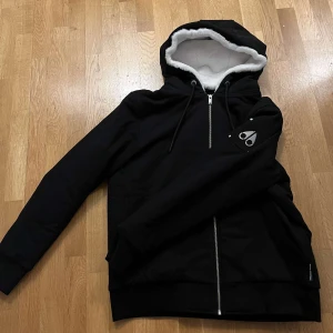 Sprillans ny moose knuckles jacka - En sprillans ny moose knuckles jacka där kvitton även finns kvar i storleken XL men passar lika bara för L, sälj efter som att jag köpte den på rea och bara använda den en gång.