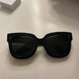 Chimi 08 svart  - Super fina chimi solglasögon i modell 08, färgen svart. Säljer billigt då jag vill bli av med de, inga defekter, endast en liten defekt på fodralet som medkommer. FAST PRIS