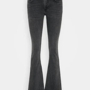Svarta bootcut jeans - Säljer dessa jeansen från Gina tricot. På deras hemsida beskriver dom jeansen som low waist men skulle mer säga att dom är mid waist. Beställde jeansen i en tall modell så dom har lite längre innerbenslängd💗Längst ner på höger ben har de blivit slitningar från backen men inte så stora slitningar så man tänker på det💗 Färgen är en blandning mellan svart och grå