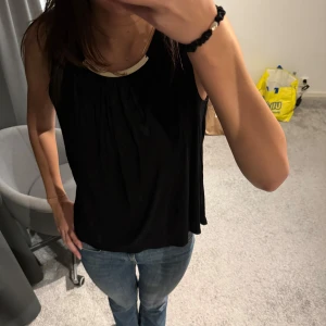 Superfin festtopp med guldiga detaljer  - Superfin festtopp med guldiga detaljer som aldrig använts, kommer från zara