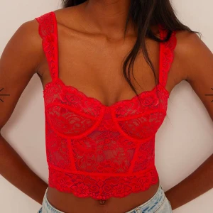Röd spetskorsett - Trendig röd spetskorsett från NA-KD vacker spetsdetalj. Knappt använd.
