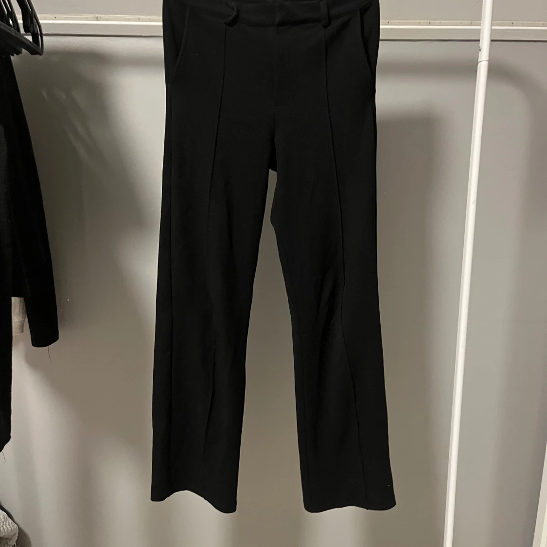 Svarta kostymbyxor frĂ„n Kappahl đ