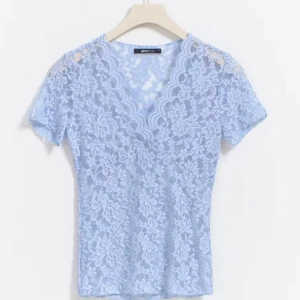 Ljusblå spetsblus från Gina - Säljer en söt ljusblå spetsblus från Gina.Aldrig använd säljer för den kommer inte till användning💓