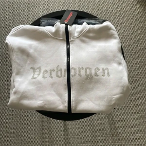 Vit hoodie från Verborgen - Vit  zipper hoodie från Verborgen. Köpt oanvänd här på Plick och bara buren ett fåtal gånger. 