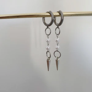 Pearl radiance - Silver örhängen med vita pärlor.         •rostfri stål 