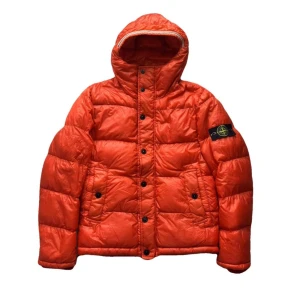Orange pufferjacka från Stone Island - Helt galen jacka från Stone Island | Storlek S | Nypris är svår uppskattat då den är från AW 2013, men idag ligger nypriset på likande jackor på cirka 10 000kr | Fler bilder går att skicka vid behov | Svarar gärna på era frågor och funderingar! 