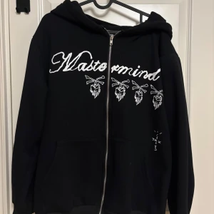 Travis Scott Cactus Jack Mastermind Skull Hoodie - .Travis Scott Cactus Jack Mastermind Skull Hoodie Unisex, säljes pga rensning, Riktigt snygg hoodie. Oanvänd.