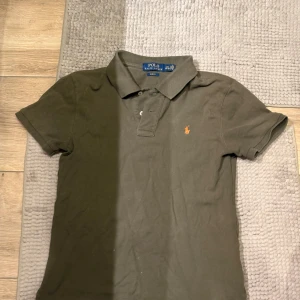 Polo Ralph Lauren Piké - Använd i 1 månad, ostyrkt nu därför lite pösig, kan strykas vid efterfrågan. Köpte i butik i november. 