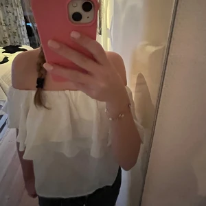 Vit blus  - Säljer en jättefin vit of shoulder blus från Gina. Aldrig använd med prislapp kvar. Stl S. 🥰