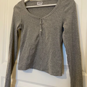 Tröja med knappar - En nästan oanvänd tröja från Noisy may 