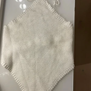 Vit spetstopp 🤍🤍 - Säljer den här vita stickade toppen från som är från Princess polly. Den är använd kanske 8 gånger och har en liten sminkfläck vid halsen. Så fin till en kjol eller ett par shorts på sommaren. 🤍Nypris var ca 450kr och den passar storlek XS/S/M. Skriv för frågor 🪩❤️‍🔥