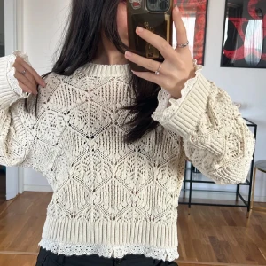 Beige stickad tröja med spetsdetaljer - Säljer en söt beige stickad tröja med vackra spetsdetaljer vid nederkanten. Tröjan har ett fint mönster. Finns inga defekter. Pris kan diskuteras vid snabb affär 💕