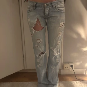 Coola iceberg jeans - Så coola iceberg jeans med massa hål och ett kors på ena fickan strorlek 26 och skulle säga att dom passar storlek xs-xxs