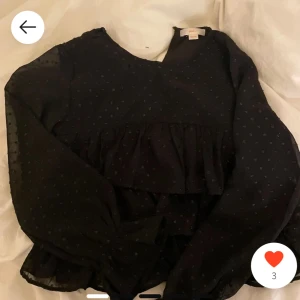 glittrig festtopp - snygg glittrig festtopp aldrig använd 💝💝passar xs och postar samma dag du beställer 👩🏼‍❤️‍💋‍👩🏼nyår eller fest