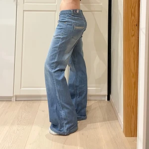 Blå vintage jeans - Loose/bootcut passform med mellanhög midja men ser baggy ut på mig så använd måtten för att avgöra passform❤️midja 40 cm, höfter 44, gren 23 cm, lår 26 cm (från grenen rakt ut), innerben 80 cm och benslut 27 cm🤩jae 169 o xs-s för referens