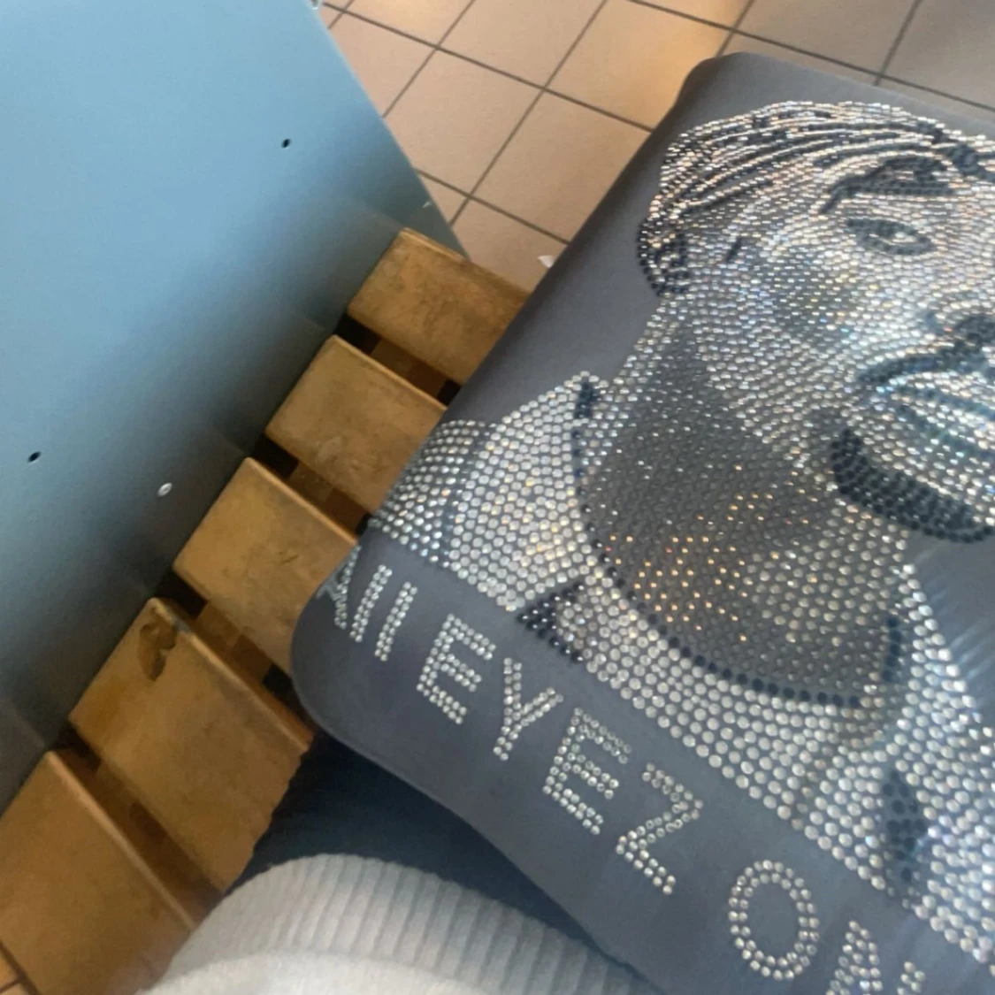 Grått datorfodral med motiv - 90