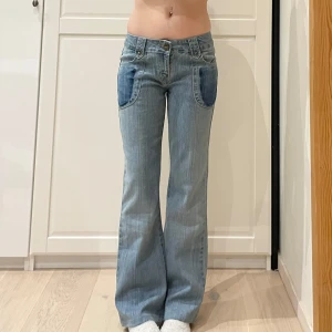 Mid/low waist bootcut jeans🤩 - Midja 40 cm rakt över, gren 22 cm o innerben 76 cm💕jae 169 o xs-s o de är för korta och för stora i midjan. Märkta W29 men uppskattar till S. Uppsydda av tidigare ägaren
