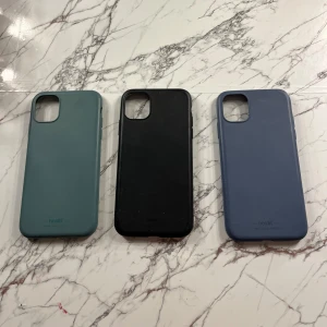 Mobilskal iPhone 11 - Säljer tre stilrena mobilskal från holdit i färgerna grön, svart och blå. Skalen är designade för att skydda din telefon och har en slät yta. Perfekt för att ge din mobil ett nytt utseende! 89kr styck