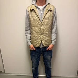 J.Lindeberg väst - En snygg J.Lindeberg väst i storlek M. Bra skick och är knappt använd! Ny pris ligger på 1500 men vi säljer för 600! Har du några fler frågor är det bara att skriva