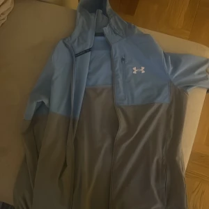 Under armour - En väldigt fin vanish track under armour använd cirka 3-6 gånger o jätte bra skick finns inga skador vid fler frågor bara o säga till 