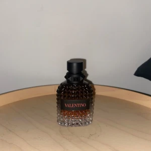 Valentino Born in Roma Uomo Coral Fantasy - Säljer en elegant parfymflaska från Valentino, Born in Roma Uomo Coral Fantasy. Säljer du jag inte gillar lukten har endast sprutat 1 sprut för att se hur den luktar. Om ni har frågor så det bara att skriva. Mvh Love 