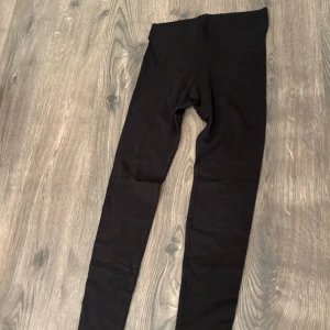 Svarta leggings - Säljer ett par svarta leggings i stretchigt material. Perfekta för en bekväm och stilren look. Passar till många olika outfits och tillfällen.