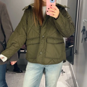 Olivgrön quiltad jacka - Säljer en helt ny jacka från hm! Nypris 500kr som ni ser på prislappen, som även sitter kvar på jackan. Ångrar mitt köp och den har inte kommit till användning. HELT SLUTSÅLD på hemsidan! ❤️
